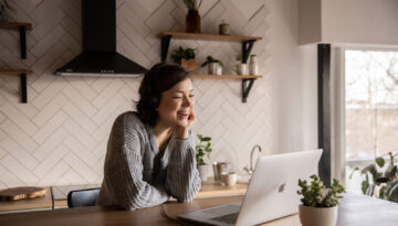 house-wife-talking-with-computer house-wife-talking-with-computer